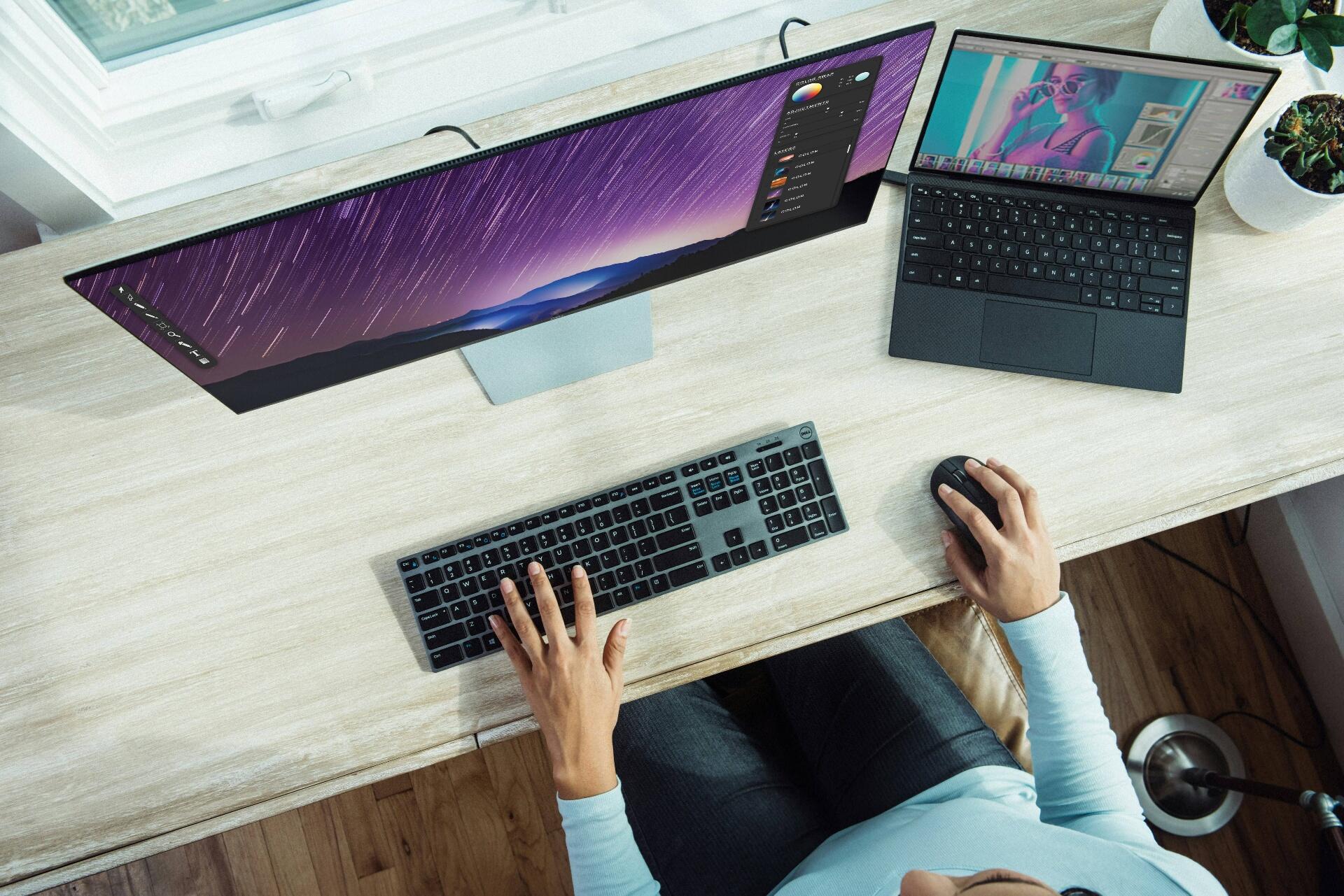 Minimal monitor desk setup